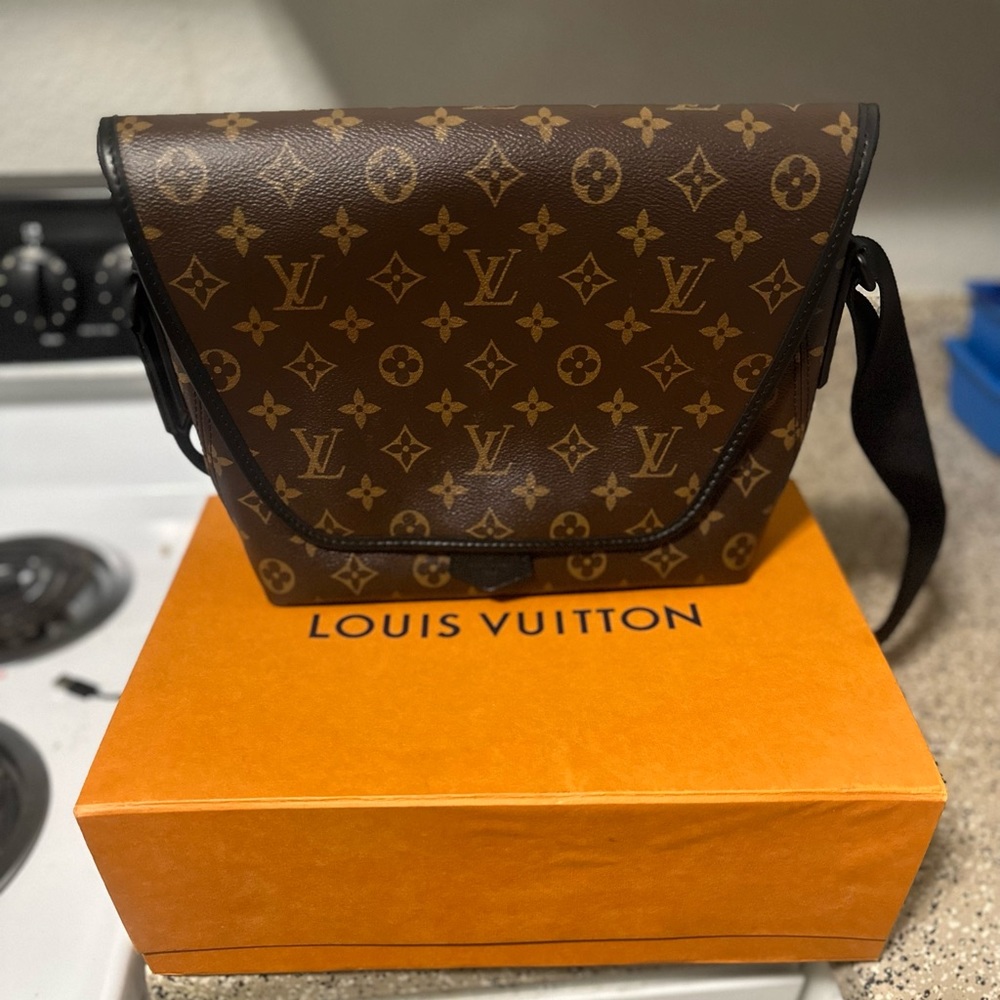 100% authentic Louis Vuitton men bag